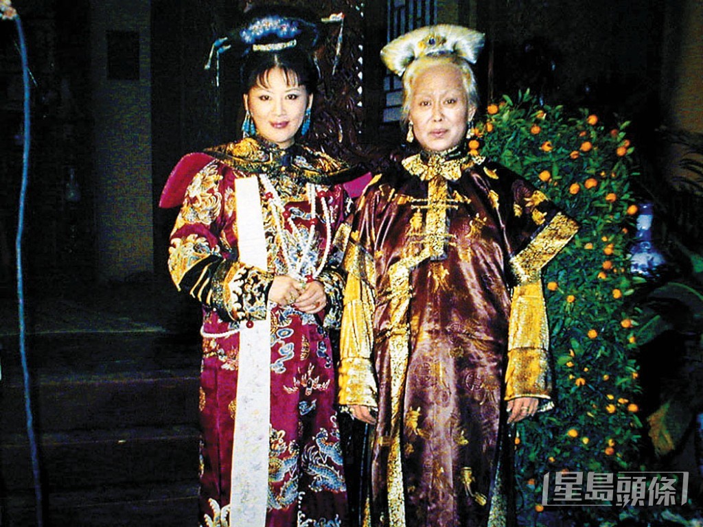 2000年曾經拍內地劇《康熙王朝》,與內地影后斯琴高娃合作。