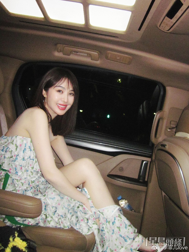 李菲儿不时分享性感靓相。