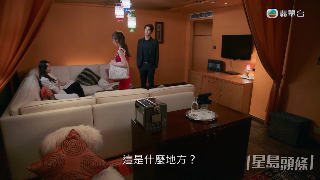 不过当何依婷以为试完造型,职员却带她到一间有床的房中等老板试戏,更被收走电话。