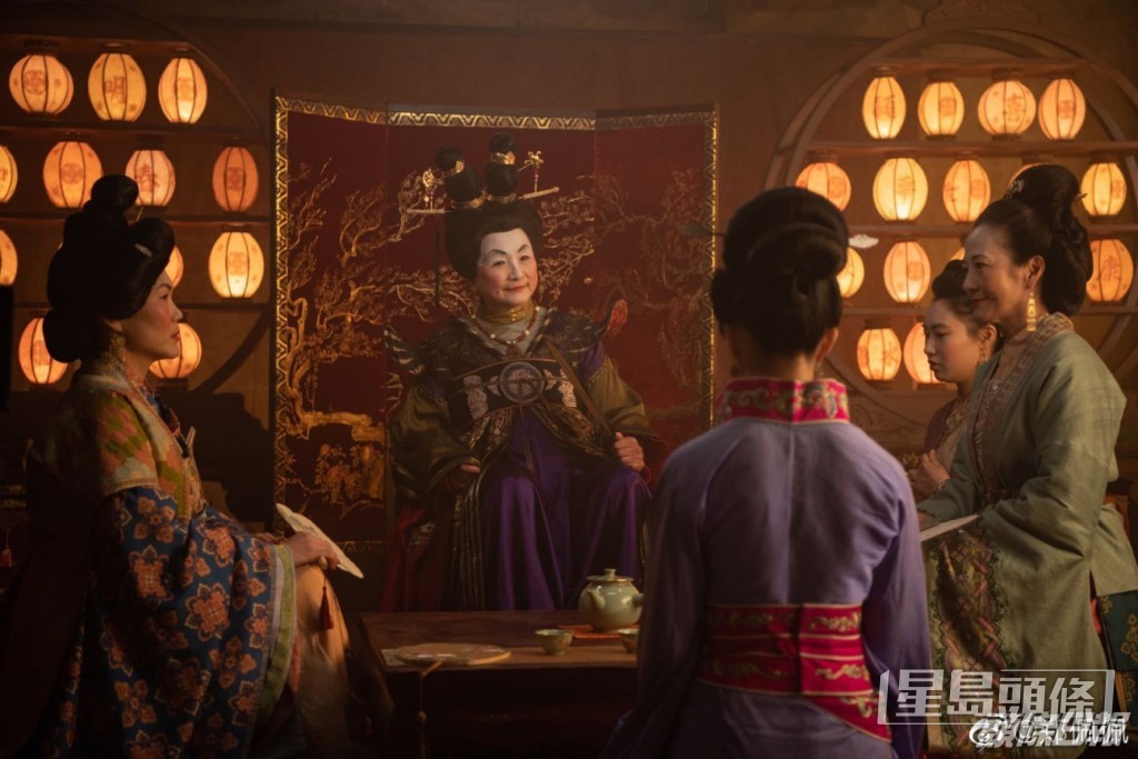 鄭佩佩被封為一代俠女。