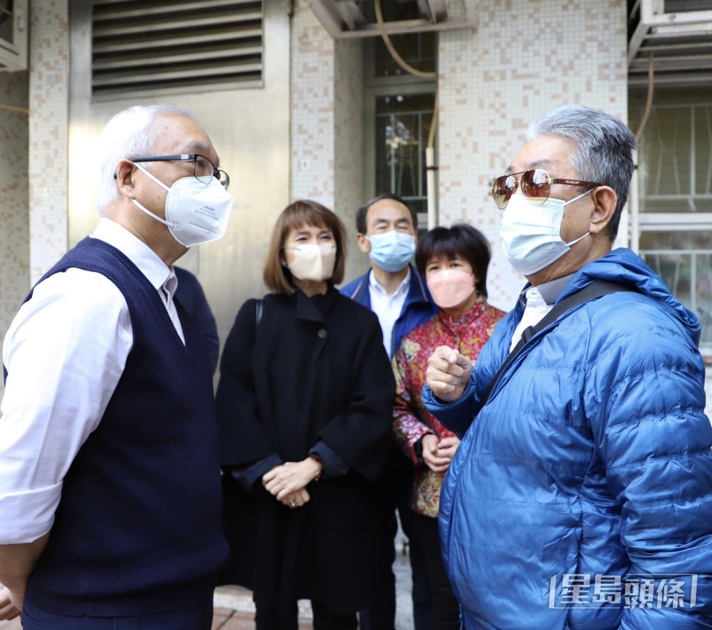 居民向謝展寰反映鼠患情況。環境及生態局facebook圖片