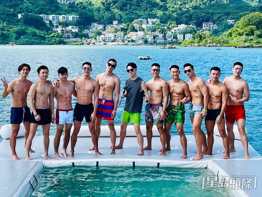 《仔仔一堂》节目中同Vinci玩游戏,10个囝囝赤裸上身晒肌。