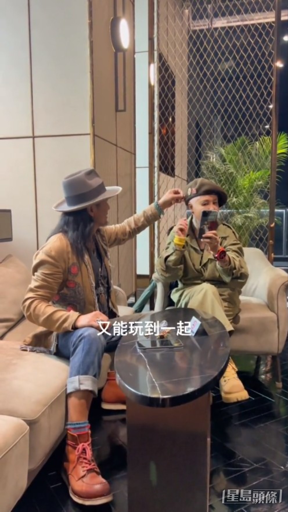 二人舉止親密。