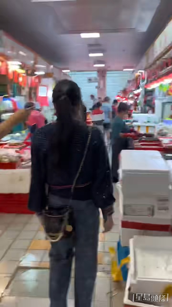 楊小娟以一身富貴打扮買餸。