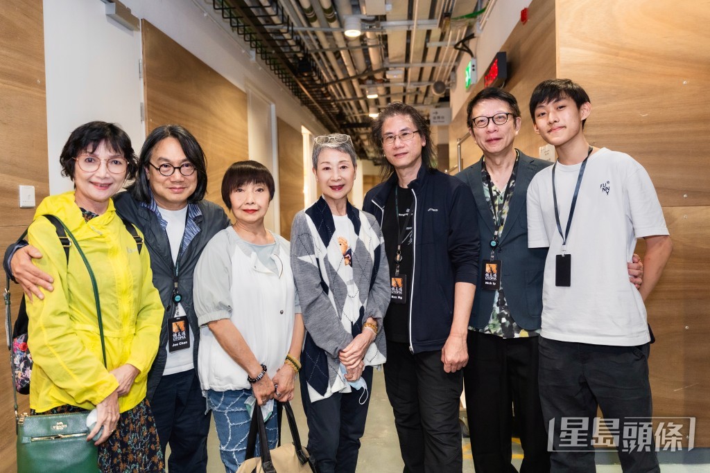 齊齊到後台合照為工作人員打氣!