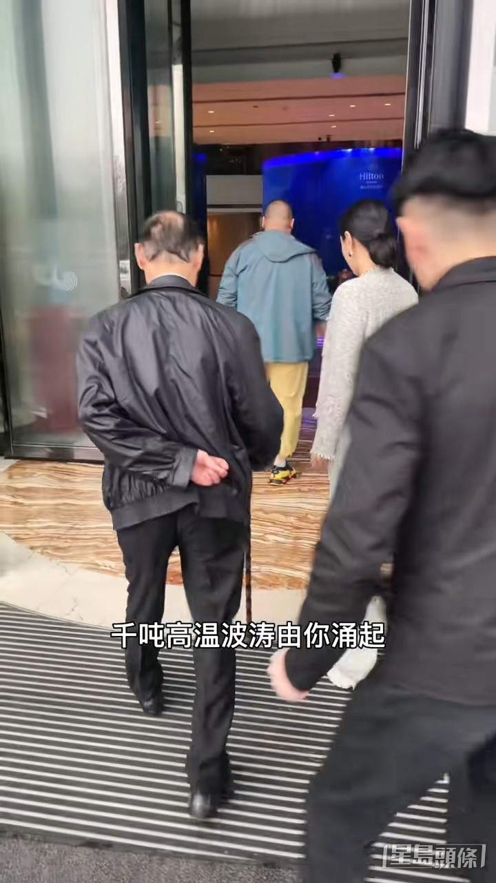 片中还惊见陈惠敏(左)头顶发亮稀疏。