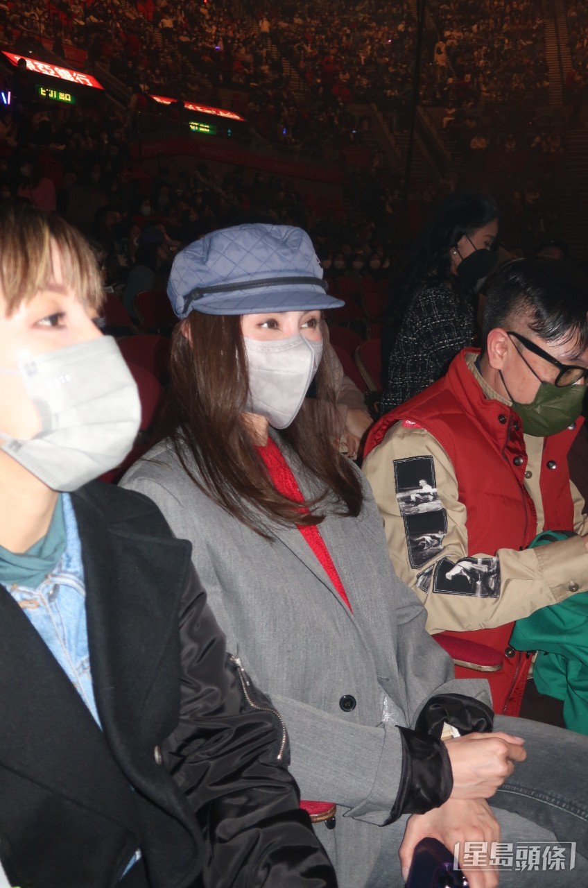 李嘉欣被问到有否留意大刘（刘銮雄）的新闻，她即拧歪面沉默不语。