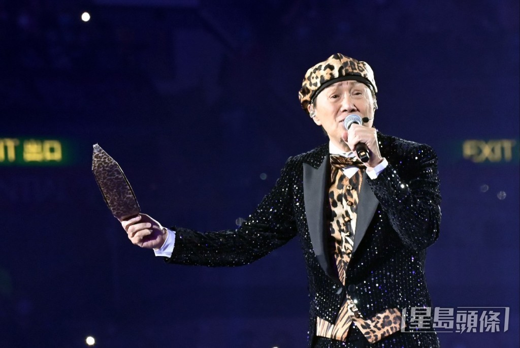穿上黑色bling bling燕尾服登場。