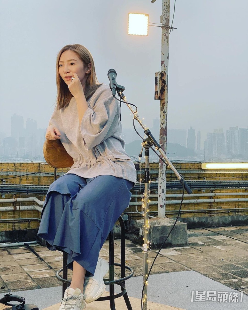 不過與傅珮嘉拍拖三年後,張致恒被爆與女網友Fiona,情慾短訊曝光,他更邀約女方到維園打野戰,最後兩人分手收場。