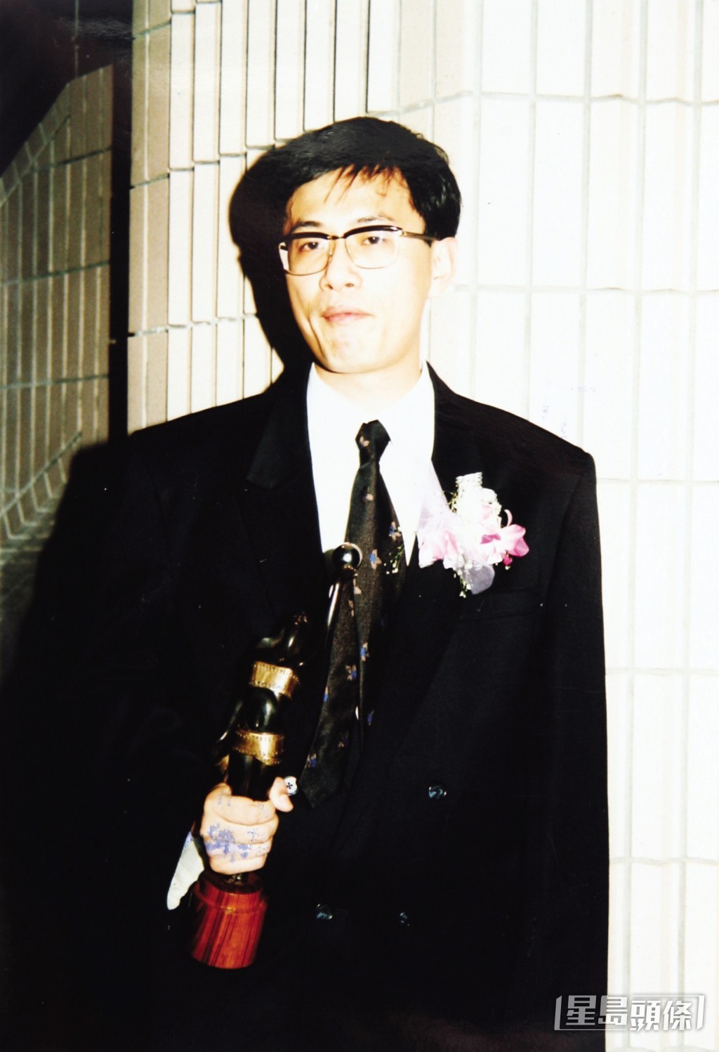 王家衛1989年憑《旺角卡門》首度獲得金像獎「最佳導演」,原來當時他仍未戴黑超出席頒獎禮!