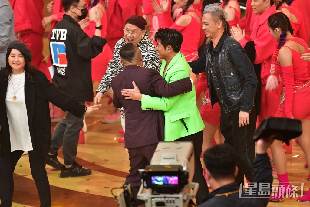 當城城表演完結後,曾志偉即走上前攬城城。