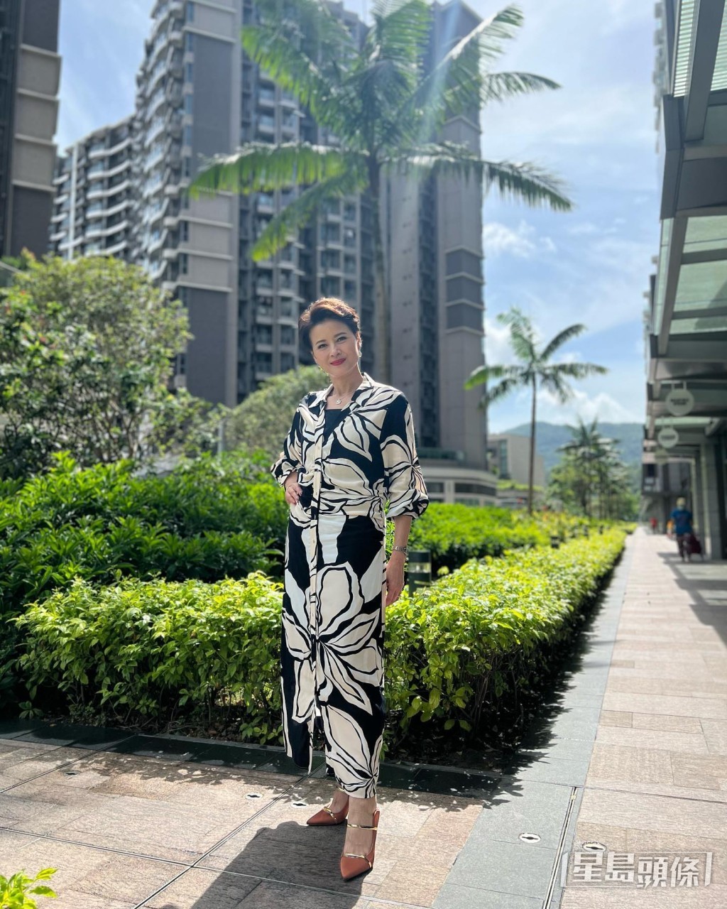 黎燕珊之后母兼父职,独力抚养一对仔女。