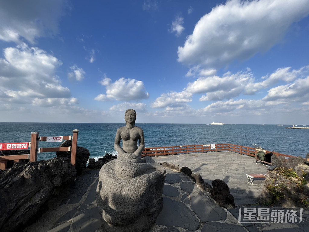 “龙头岩”位于济州市内北方海边，龙潭洞海岸，是旅客必去的地方。