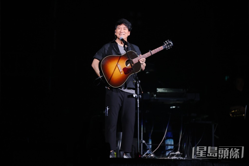 周华健去年展开巡回演唱会，先后远赴美国、新加坡、台湾等地开骚。