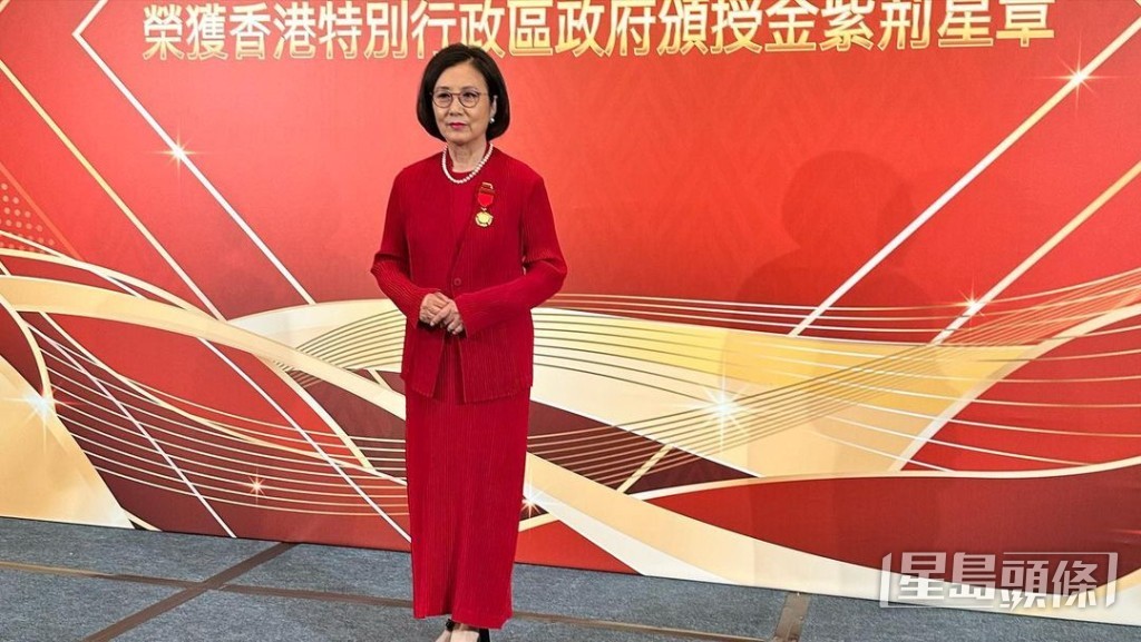 汪明荃昨日貼出慶祝相。