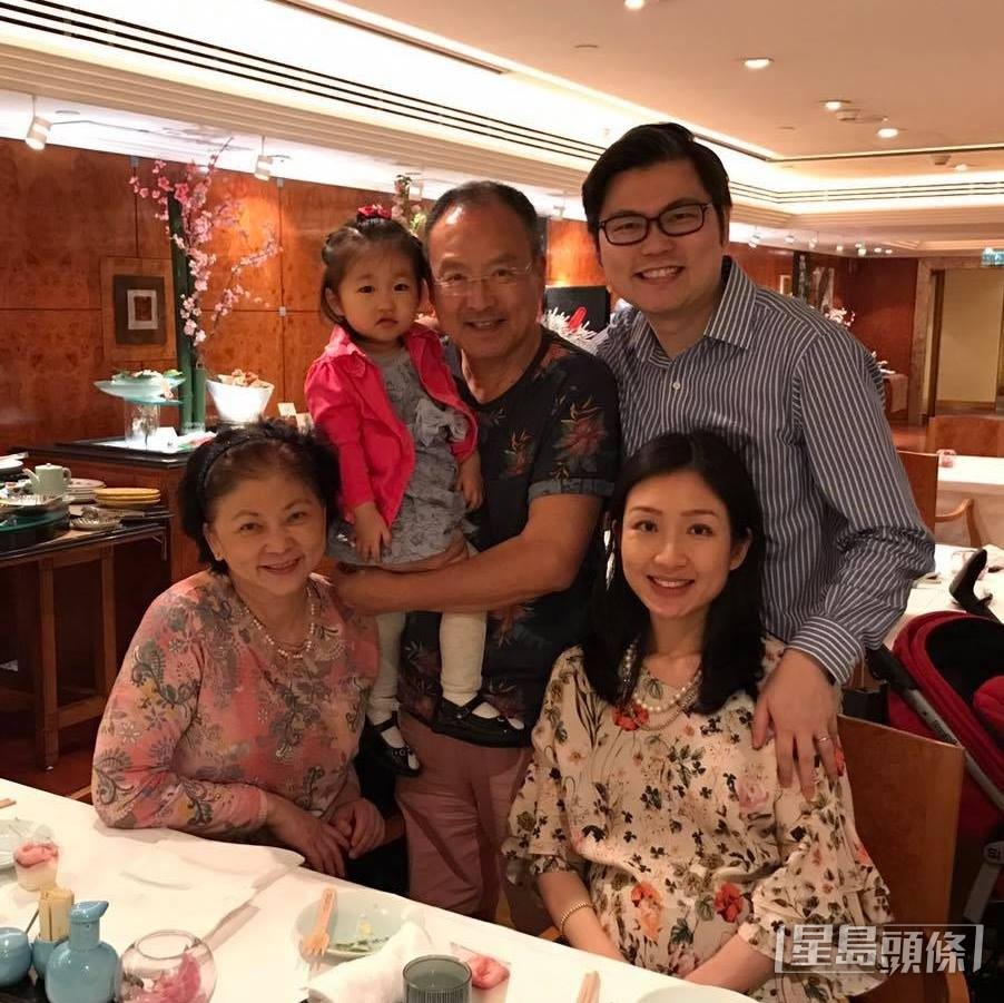 何贵林早已抱孙女享儿孙福。