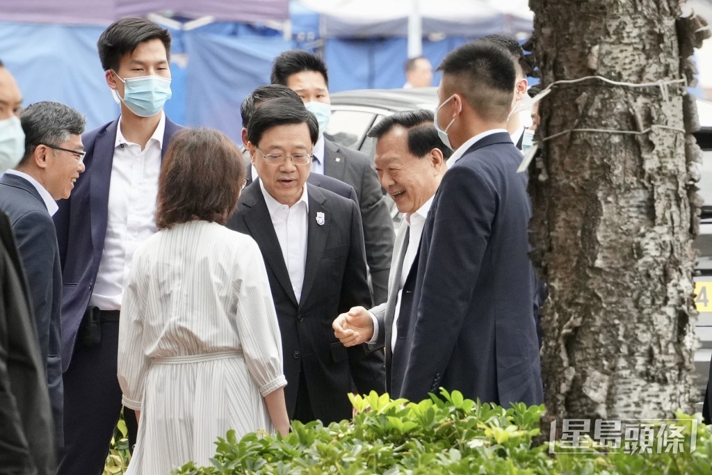李家超、宁汉豪陪同夏宝龙考察展城馆。苏正谦摄