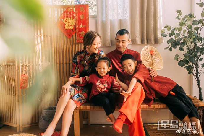 今年新年,應采兒分享一家四口賀年全家福。