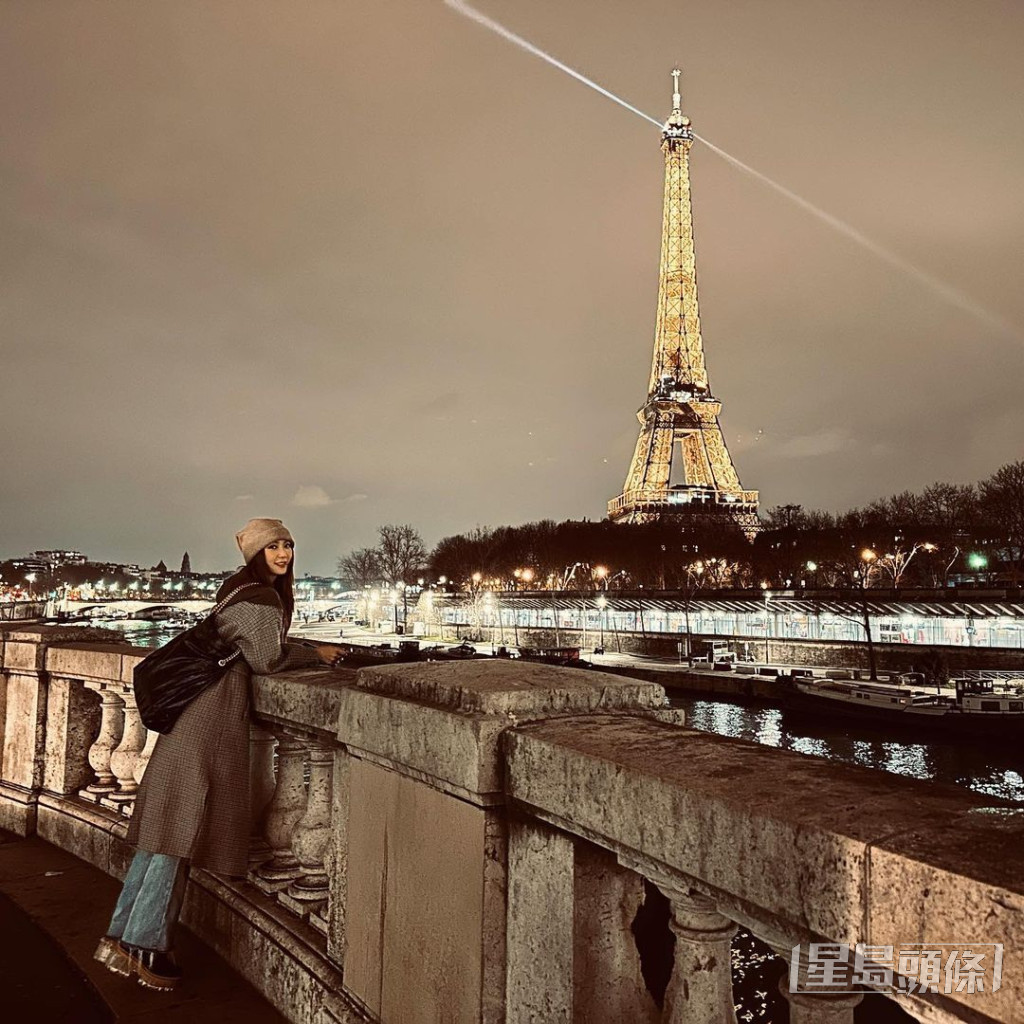 薛凯琪又影巴黎铁塔夜景。