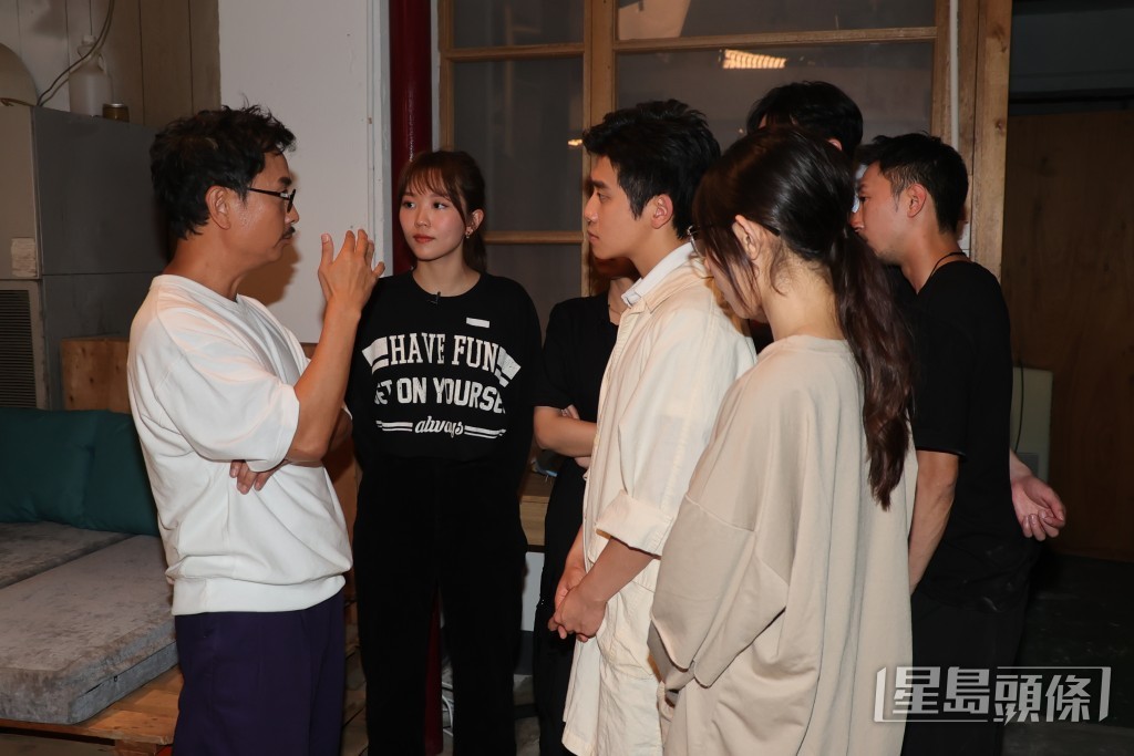 拍攝完畢，學員仍拉住豪哥問功課，他亦樂於解答。