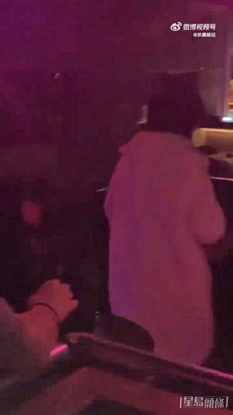Angelababy与已婚男歌手齐齐蒲吧被认出，即时闪人，身旁有人叫佢都唔应。