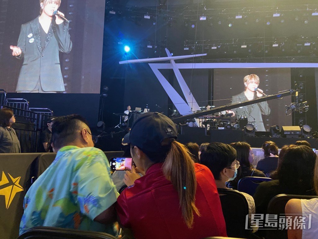 睇睇吓演唱会,两人玩自拍。