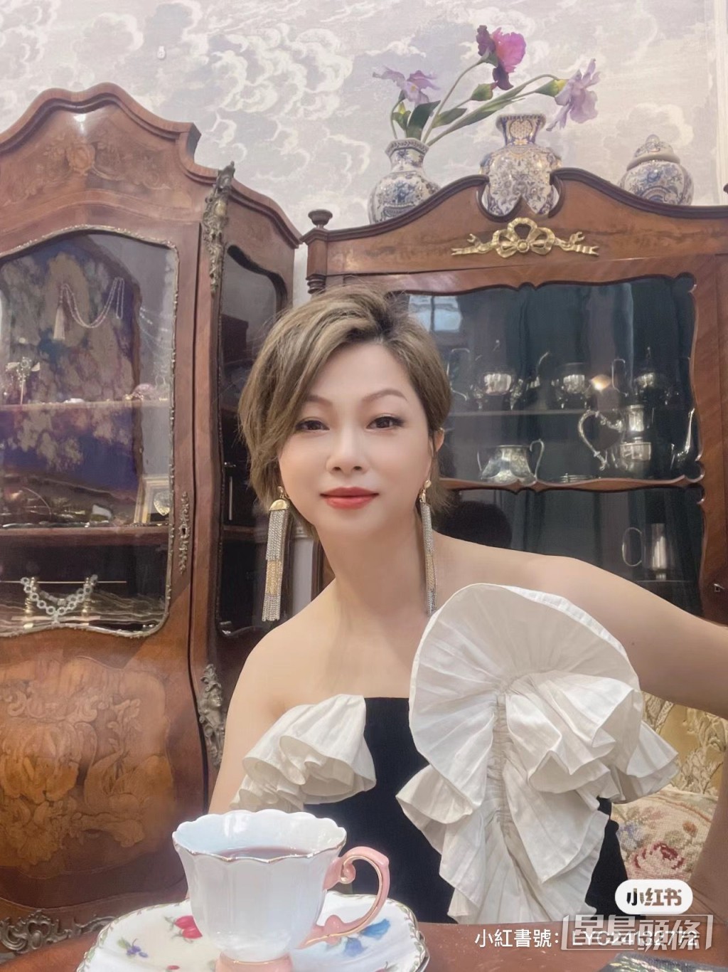 劉玉翠罕有穿上黑白Tube dress短裙大晒香肩及玉腿，散發出陣陣女人味！