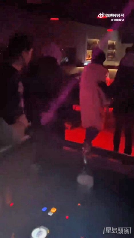 Angelababy急急脚离开。