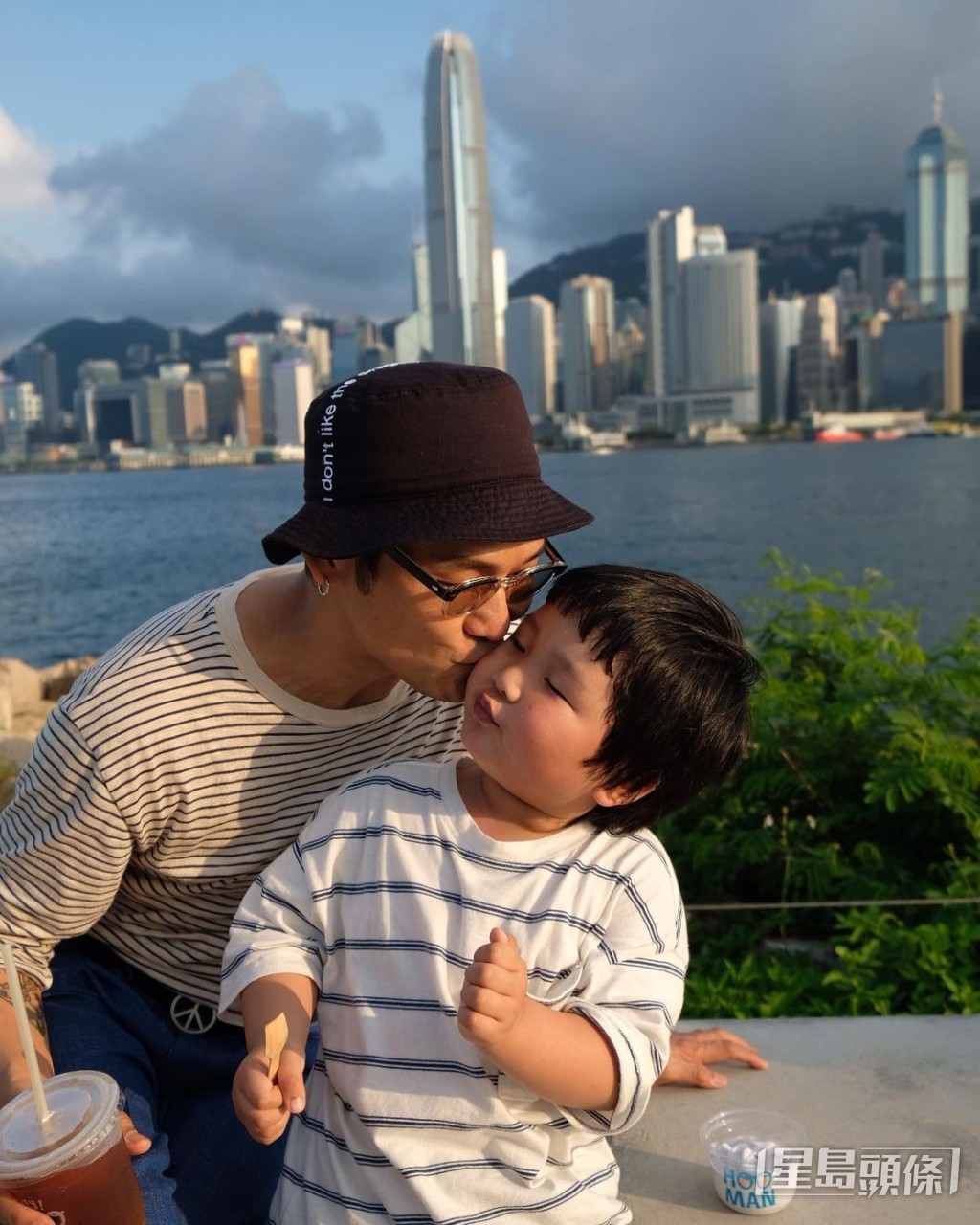 杜德偉同囝囝好close。