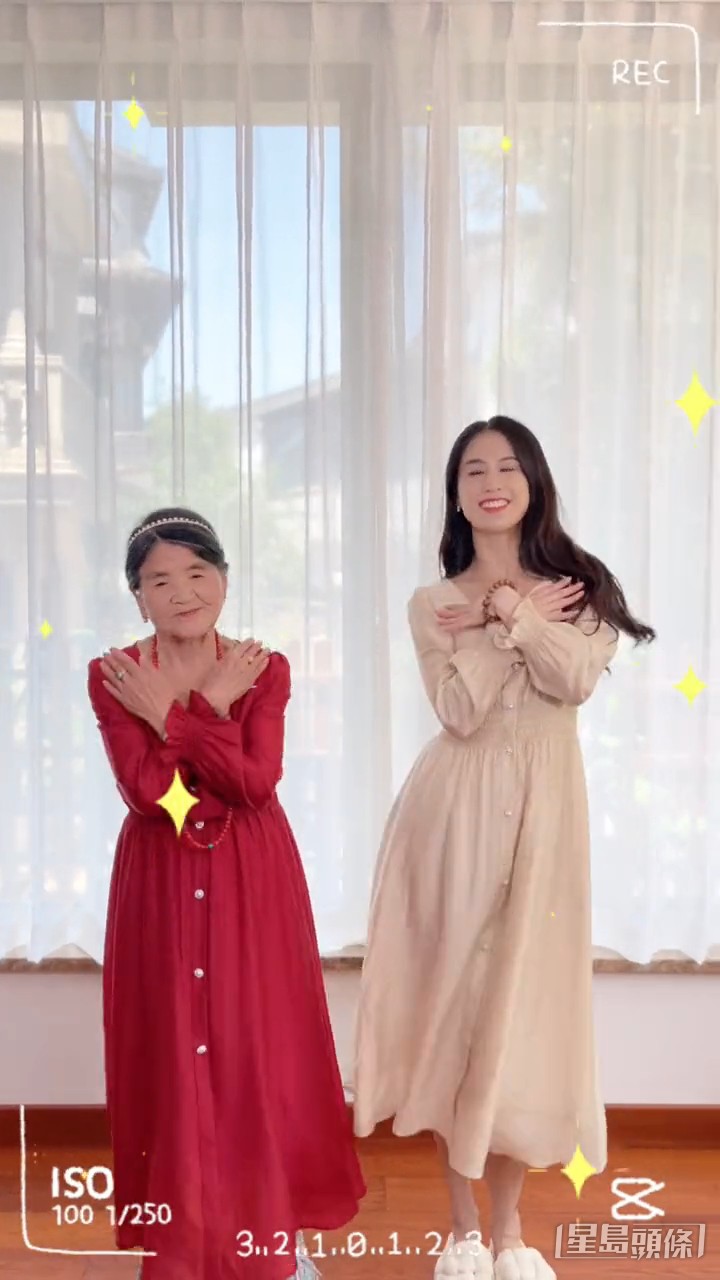 90岁的奶奶还会与黄圣依一同跳舞。