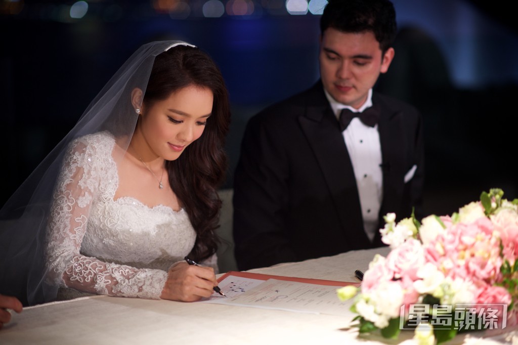 官恩娜於2015年與中法混血醫生Domingo結婚。