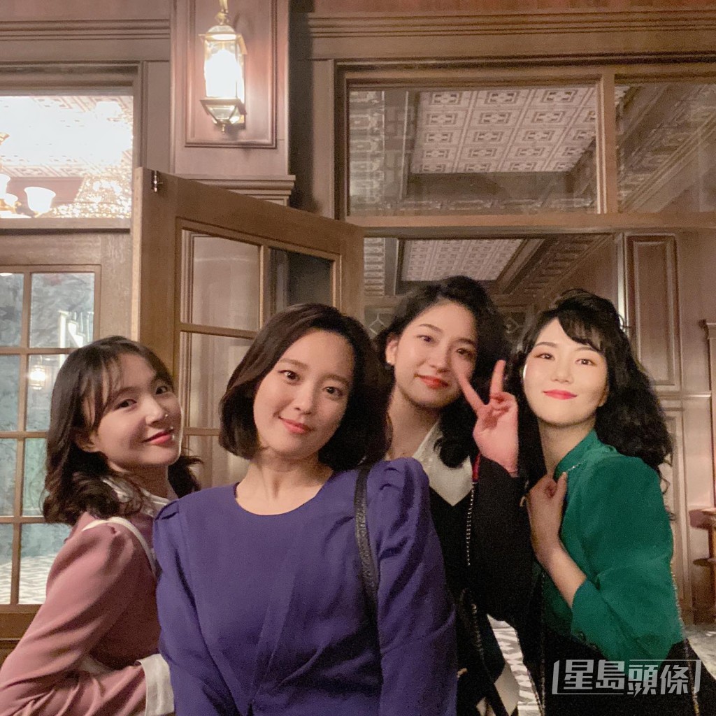 朴秀蓮（右）在《雪降花》中住在宿舍210號房的女學生。