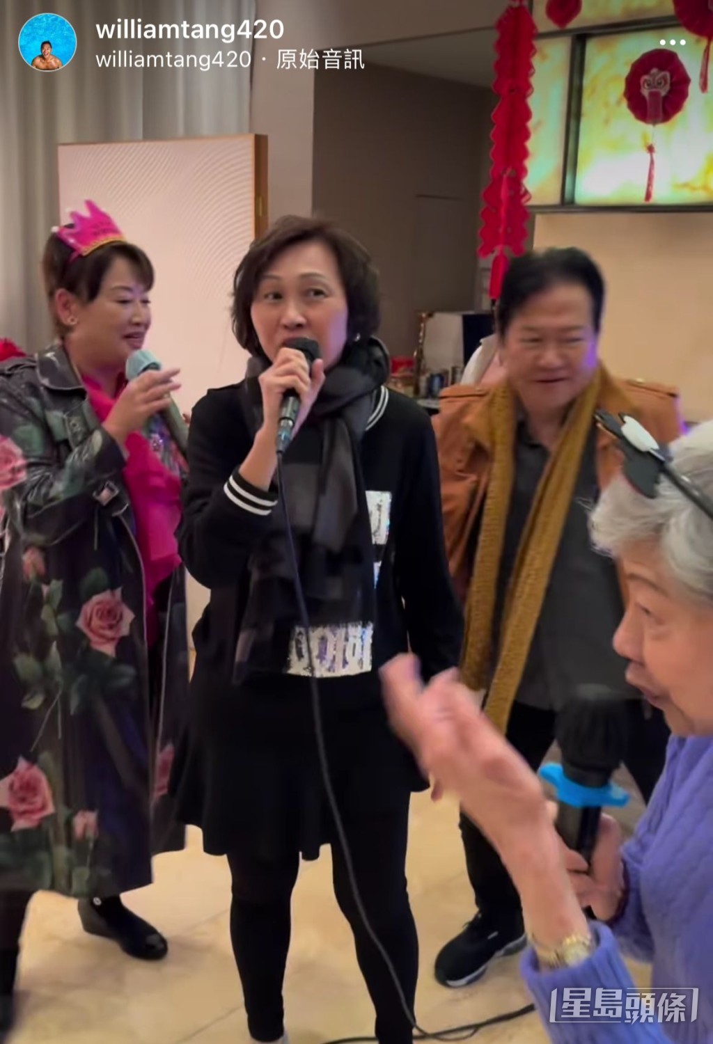 钟慧冰（左）同罗兰姐一齐合唱《漫步人生路》。