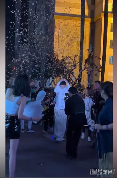 粉絲夾道歡迎。