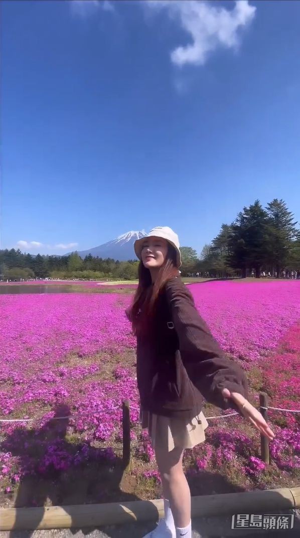 短裙上陣,好有少女味。