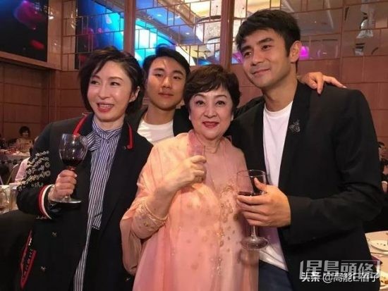 甄珍与儿子章立衡(右一)去年8月传出失联。 甄珍与儿子章立衡(右一)去年8月传出失联。