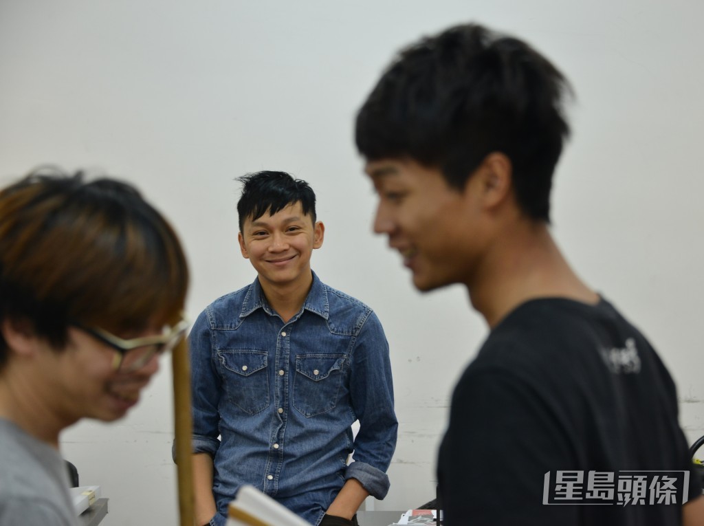 鄧智堅多年來活躍於劇場,擅長演獨腳戲。