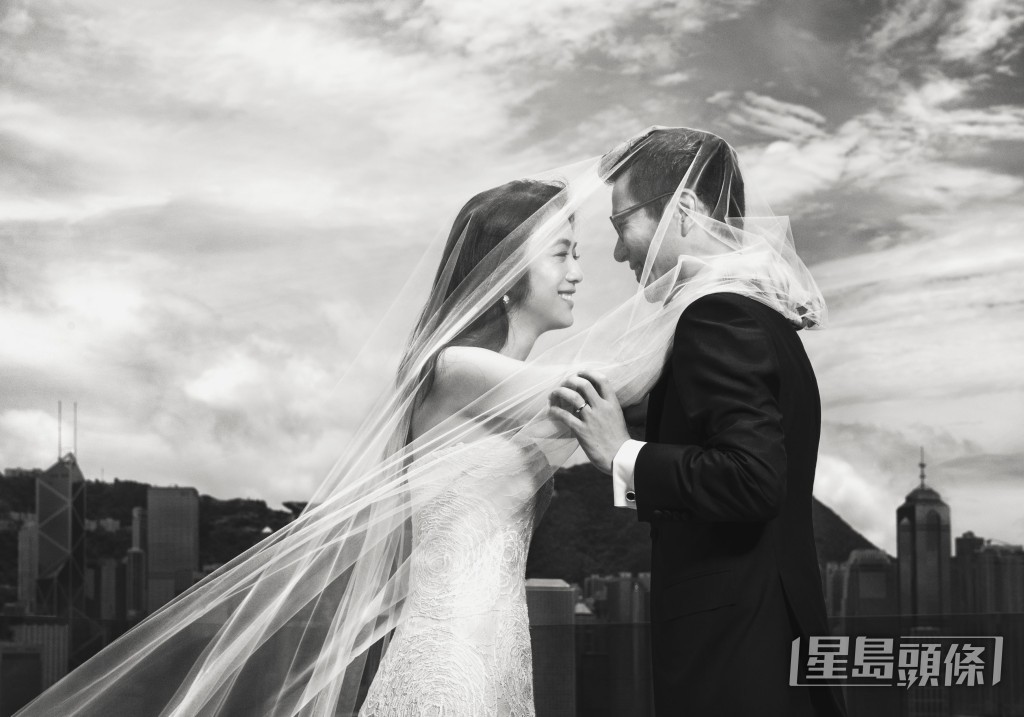 後來兩人直至2013年合作拍廣告才正式拍拖，翌年在港舉行簡單婚禮。
