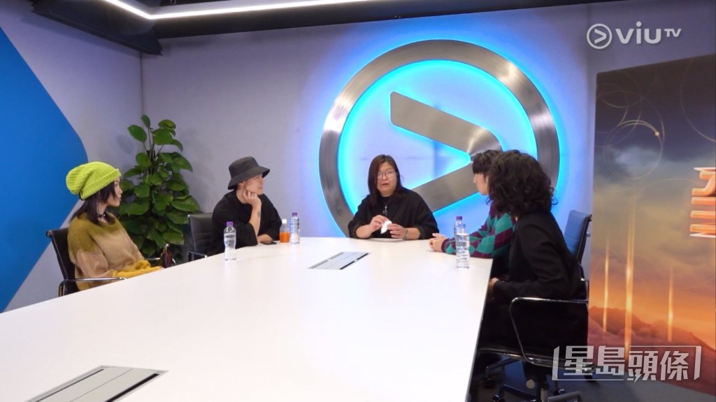花姐與On仔(陳健安)、陳蕾、Jay Fung(馮允謙)和韋羅莎四位導師傾偈。