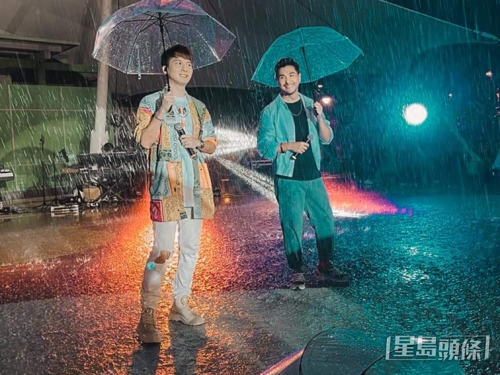 跟陳展鵬冒雨演出,態度專業。