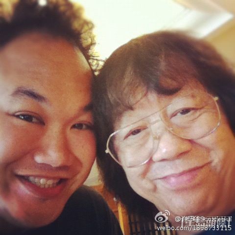 許冠英與許懷谷(左)。