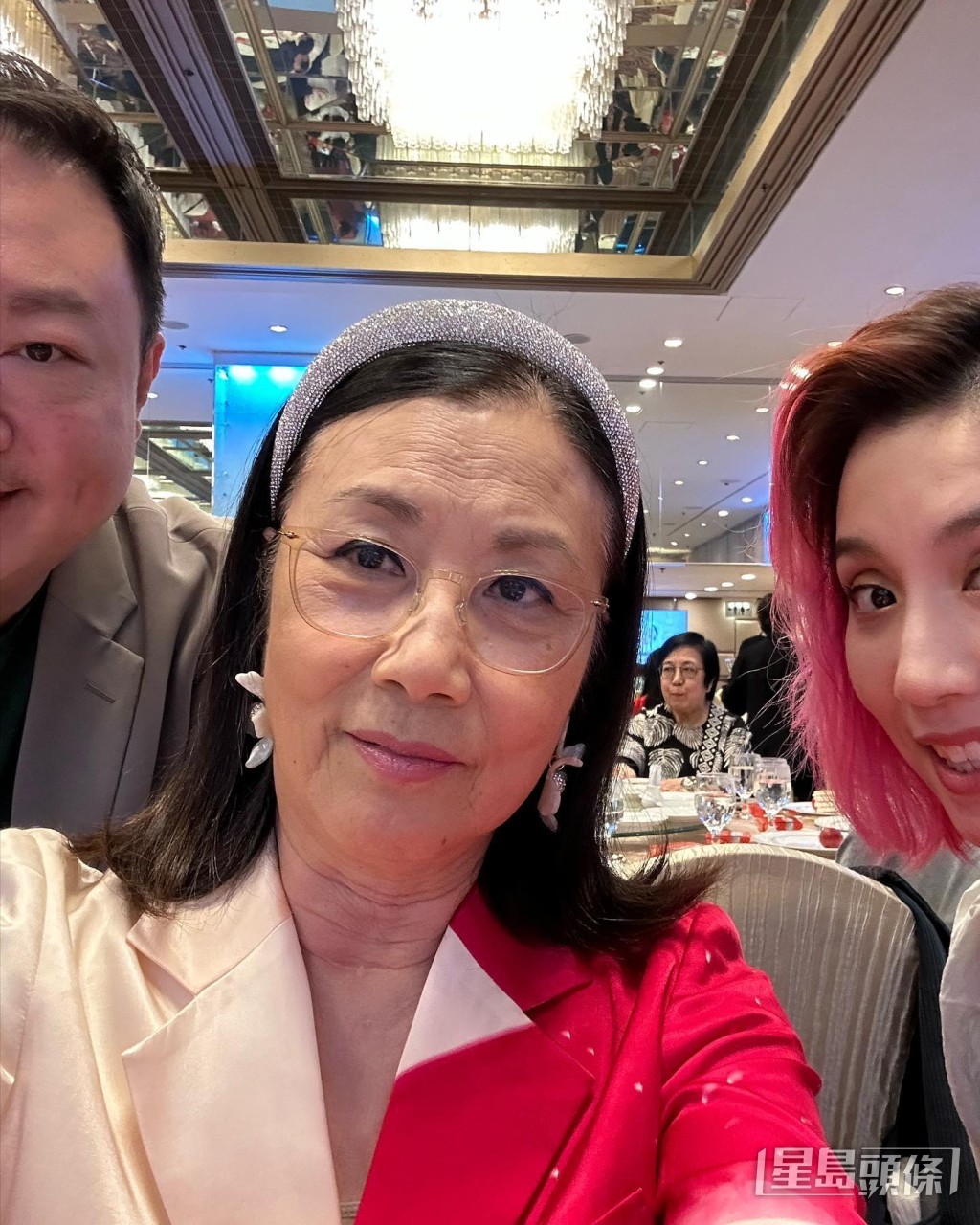 汪明荃打扮好靓。