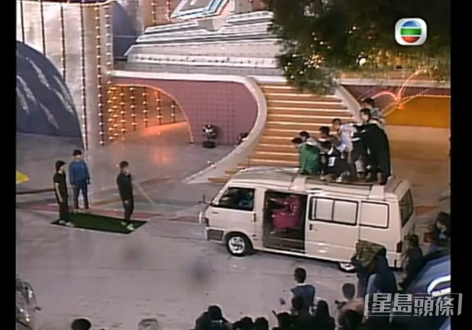 【1987年】當時仍未成為國際影帝的梁朝偉,以牙力拉貨van,車上還有20個藝人!最後成功拉到大半個車位,拉到牙骹軟。