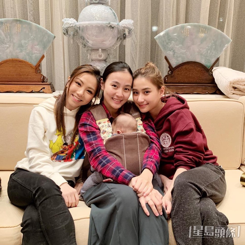 三件玉製擺設是較近代的中國藝術工藝品,價錢由十萬至百萬不等。