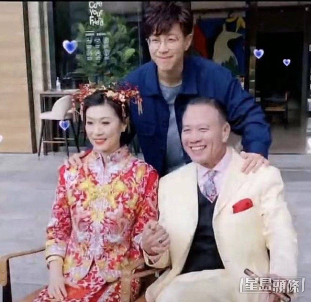 萬梓良兒子萬大千(中)於婚照中曝光。