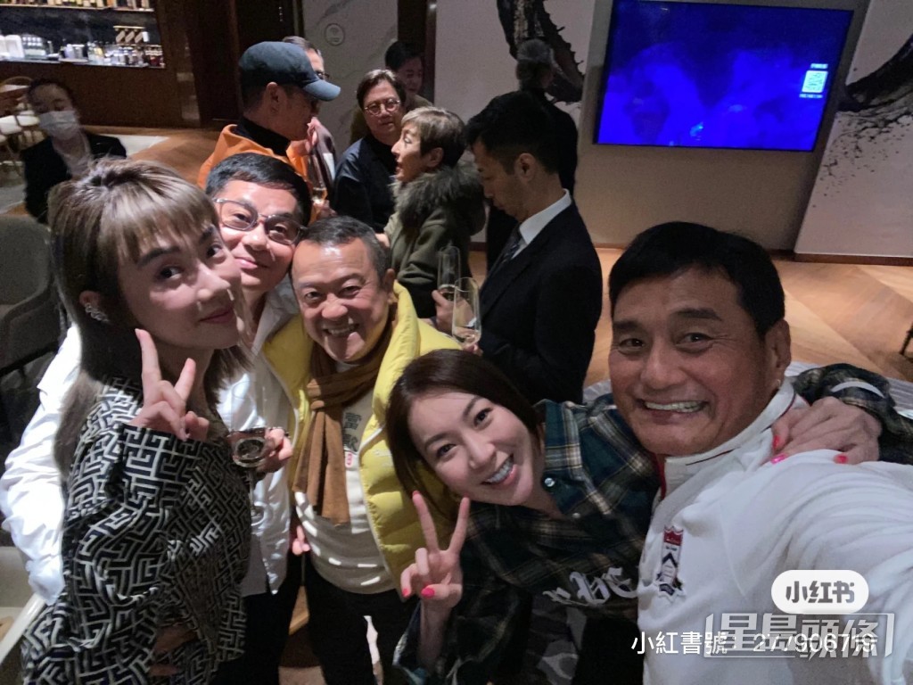 莊思敏早前同一班前輩聚會。