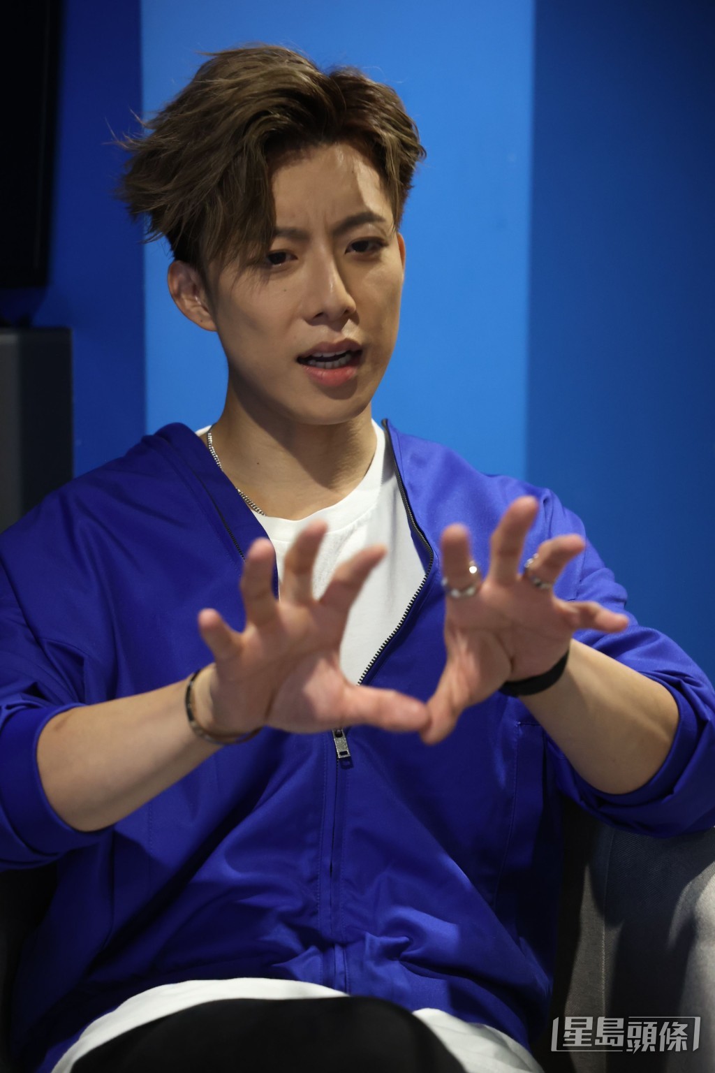 香香表情又多又得意，送个表情图集畀“孩籽”。