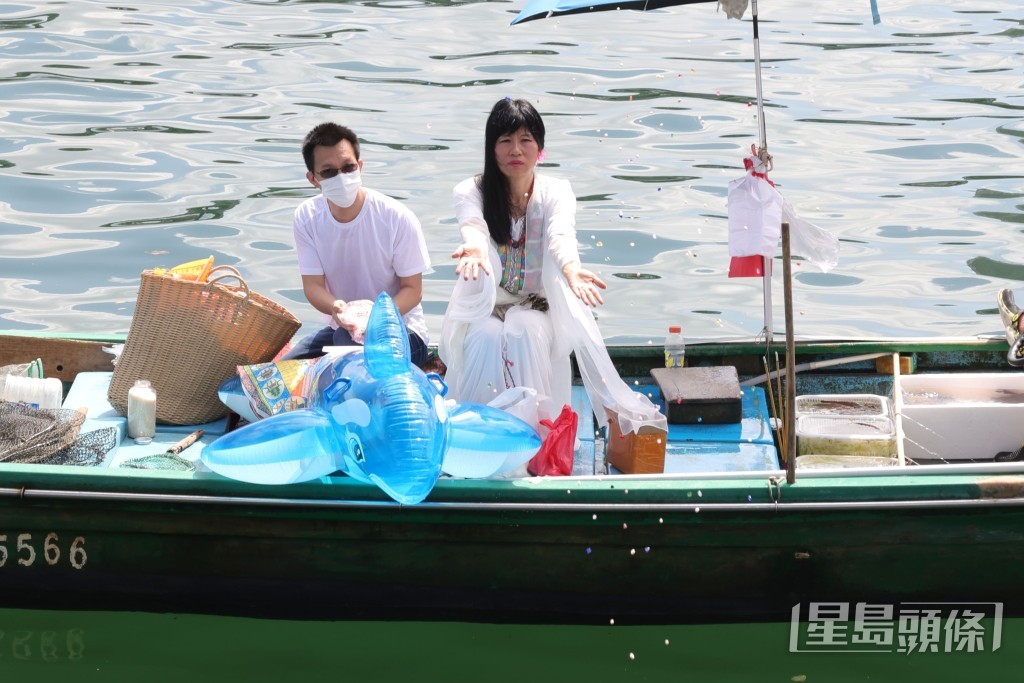 期間用金、銀、琉璃等供養海龍王。