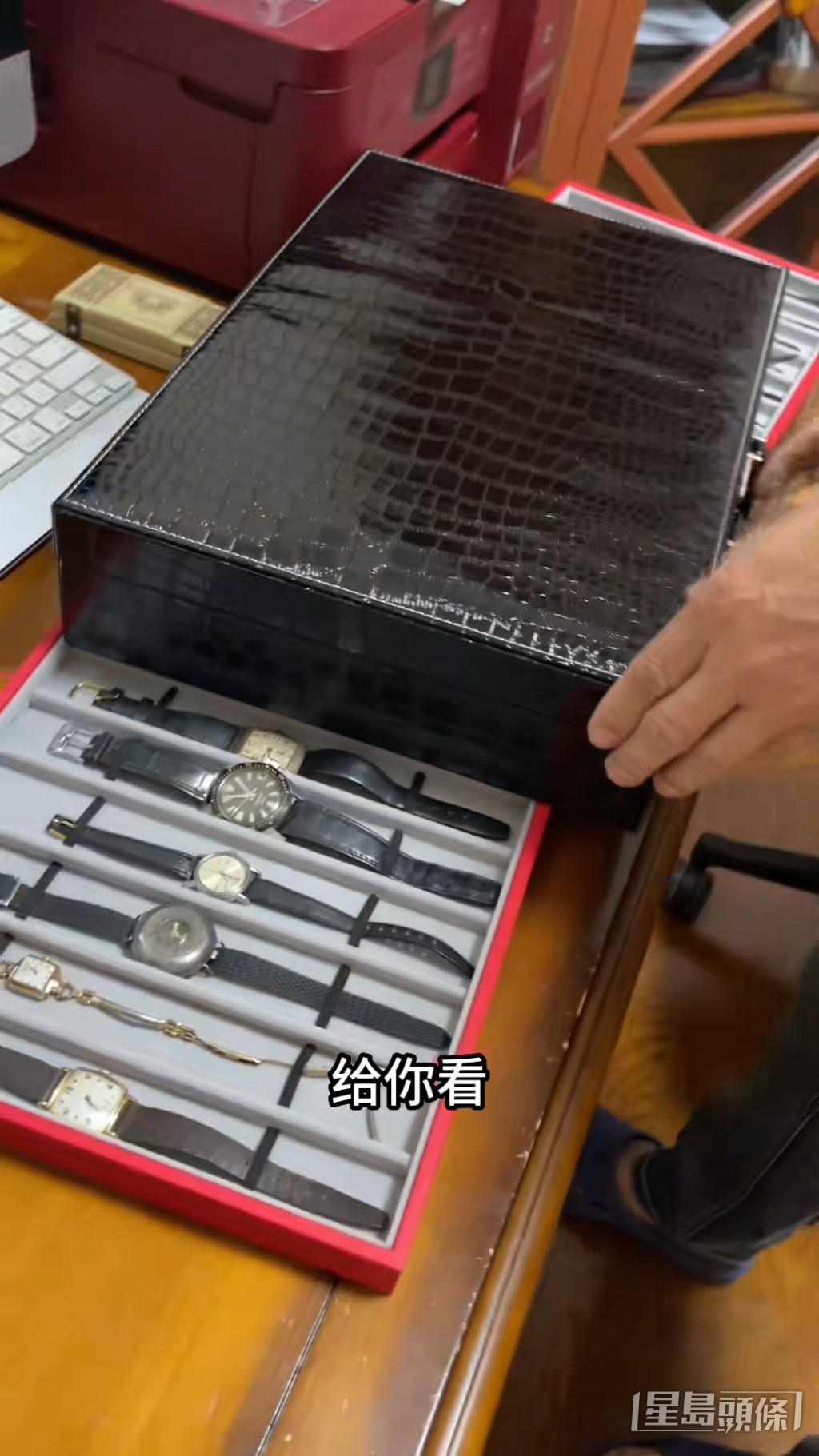 几个盒子储起几十只手表。