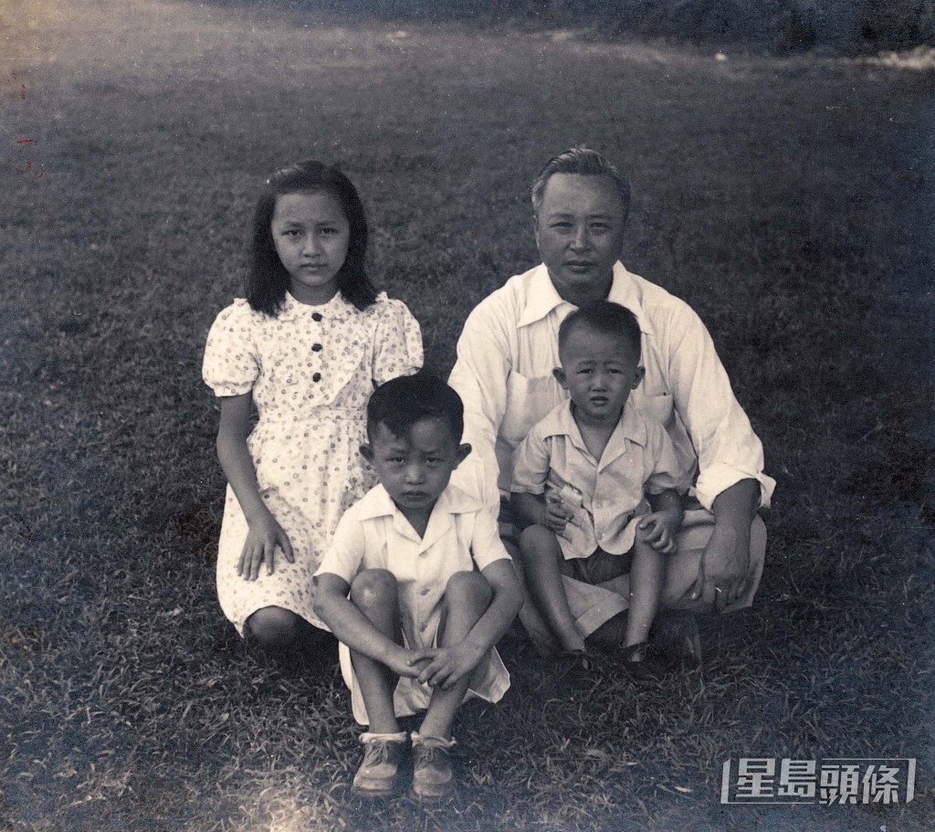 鄭明明是家中長女,年幼時在印尼長大。圖為她童年與父親和兩個弟弟合照。